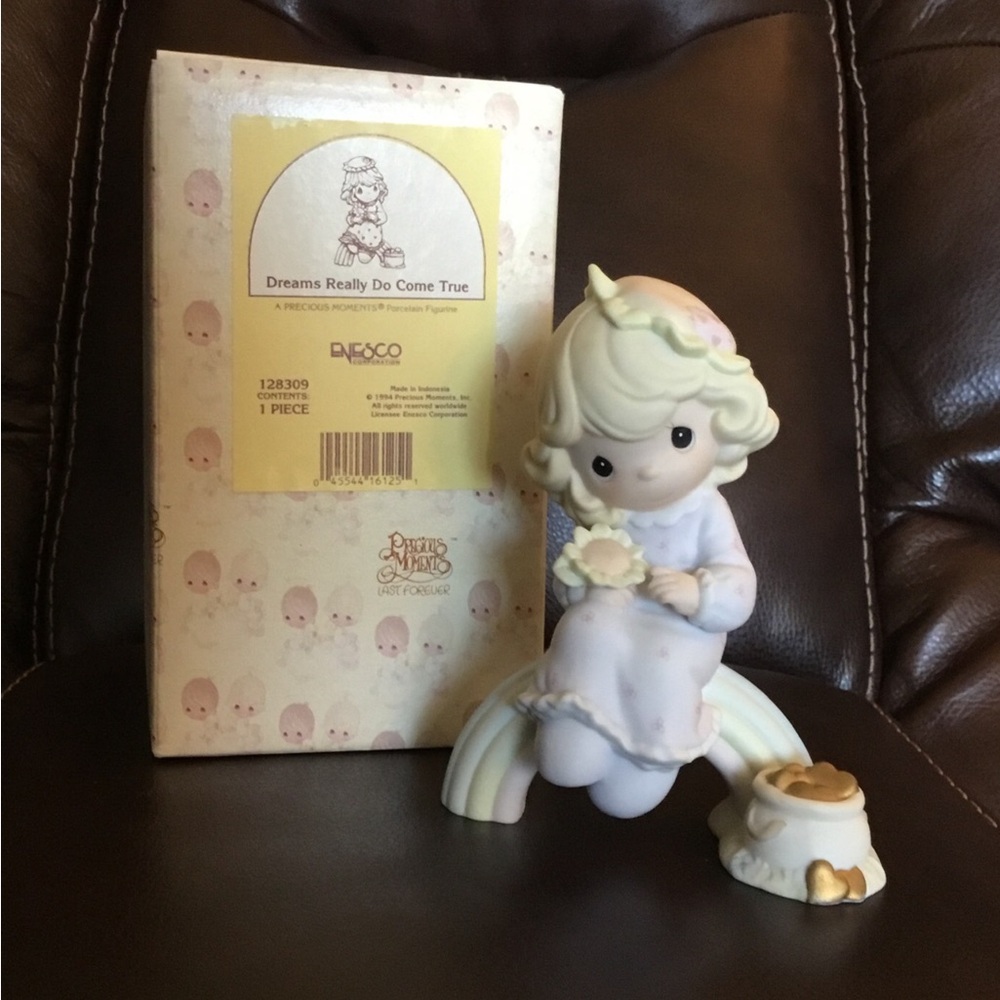 Precious Moments “Dreams Really Do Come True” 1994 figurine